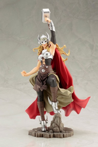 Aus Kotobukiyas beliebter ´Bishoujo´-Reihe kommt diese aufregende PVC Statue von Thor.Die von Shunya Yamashita entworfene Statue ist ca. 31 cm groß und wird mit ansprechender Base in einer Fensterbox geliefert.